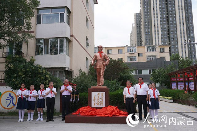 為“雷鋒塑像”揭幕。人民網(wǎng)寇雅楠攝