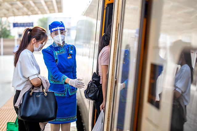 列車員服務(wù)旅客。