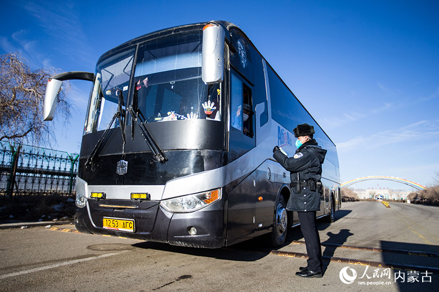 二連出入境邊防檢查站執(zhí)勤民警檢查驗放國際客運班車。楊金燁攝