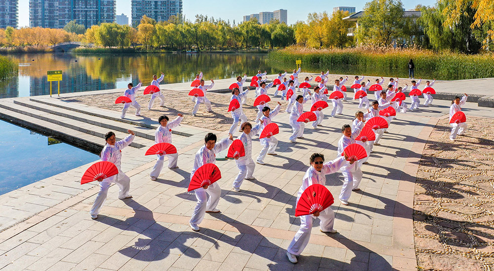 健身愛好者在呼和浩特錫林公園練習(xí)太極扇