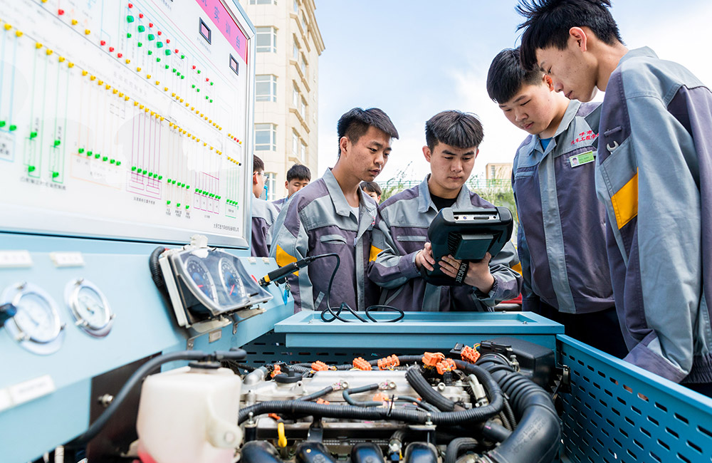 內(nèi)蒙古呼和浩特市汽車工程職業(yè)技術(shù)學(xué)校學(xué)生在展示汽車維修技能。