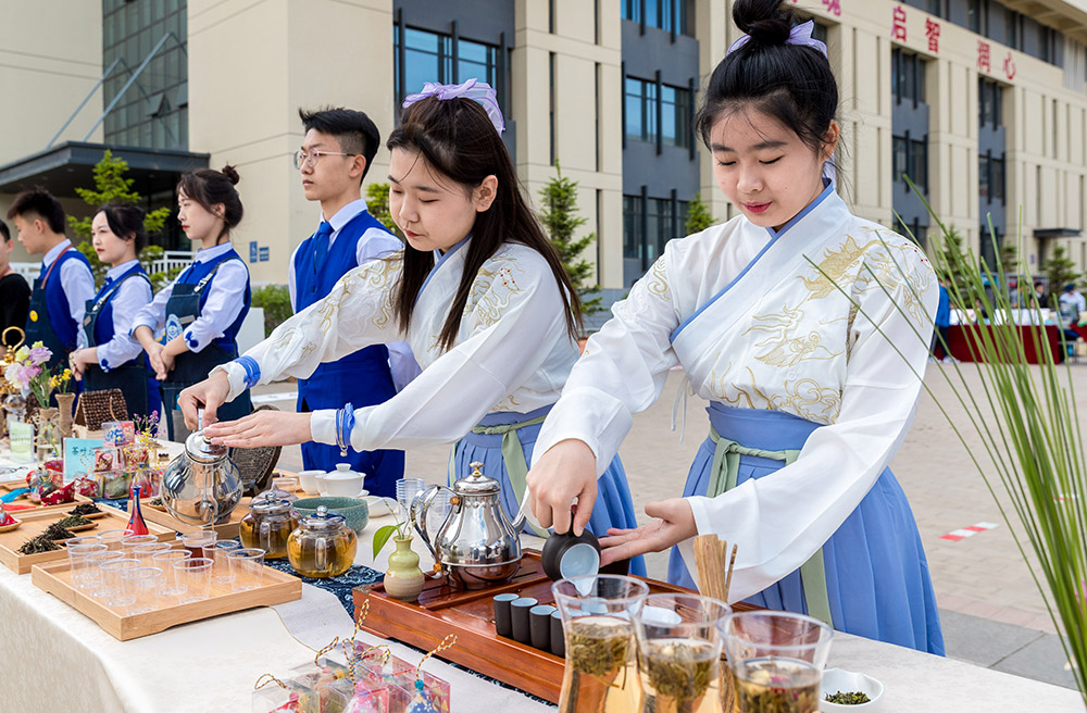 內(nèi)蒙古呼和浩特市商貿(mào)旅游職業(yè)學(xué)校學(xué)生在展示茶藝。