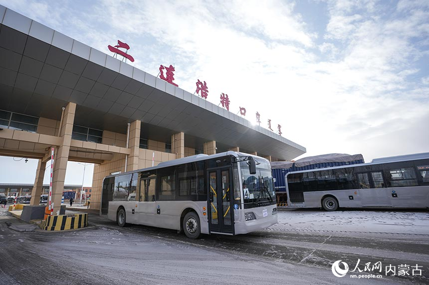 公交車從內(nèi)蒙古二連浩特公路口岸貨運通道出境。郭鵬杰攝