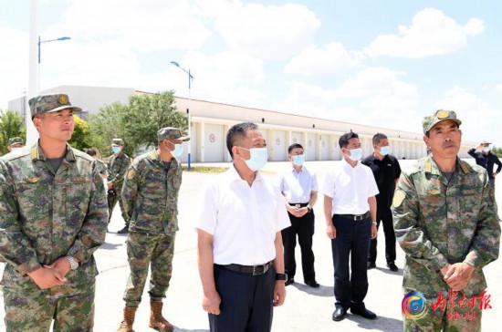 7月21日，自治區(qū)黨委書記孫紹騁參觀北部戰(zhàn)區(qū)某基地史館和部隊裝備設(shè)施、訓練場地。記者袁永紅攝